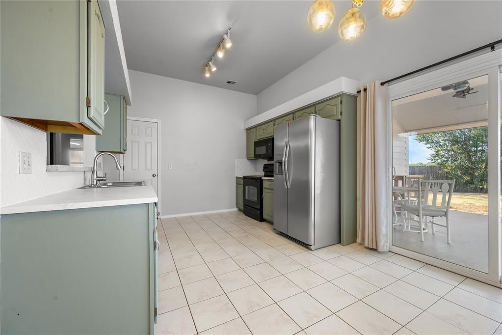 2429 Glen Oaks Drive Property Photo 6