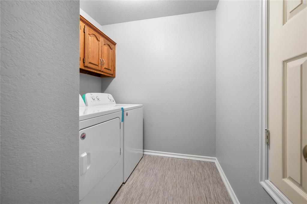 2429 Glen Oaks Drive Property Photo 7