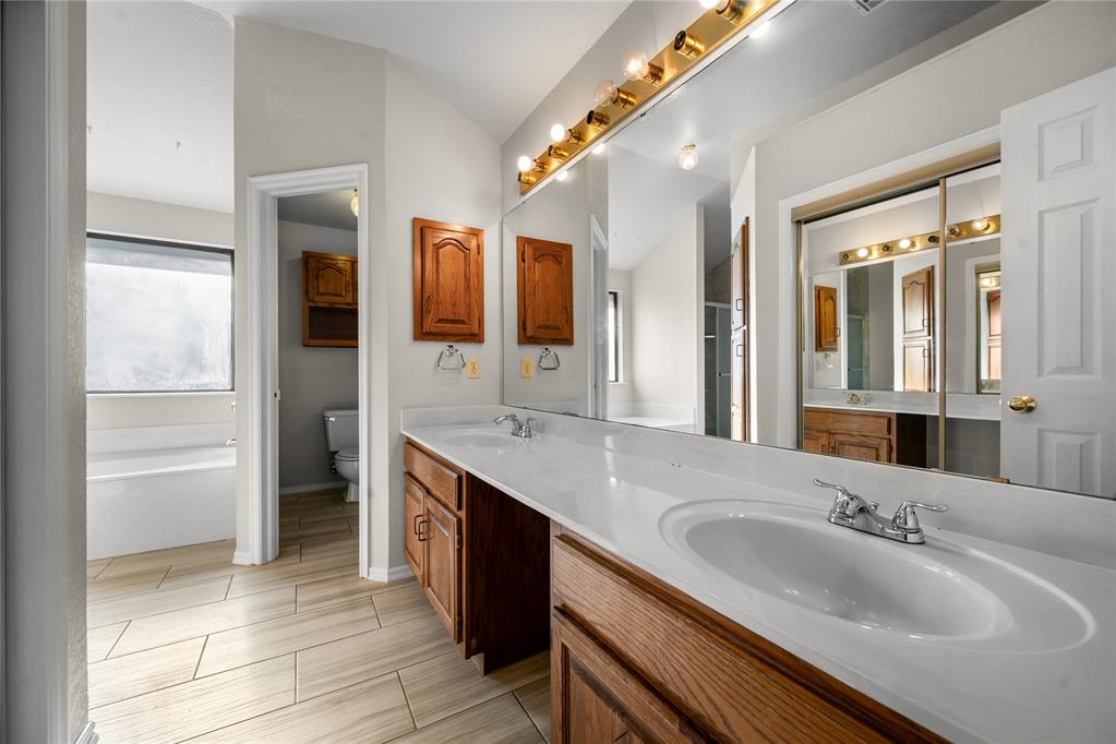 2429 Glen Oaks Drive Property Photo 12