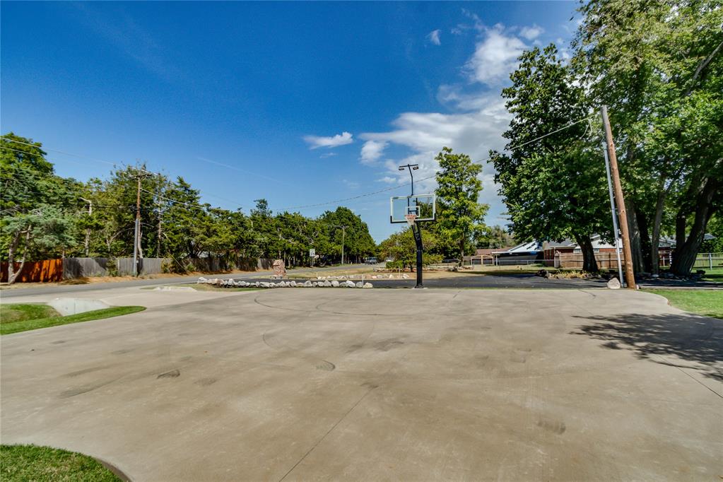 7710 Nw 36th Street Property Photo 4