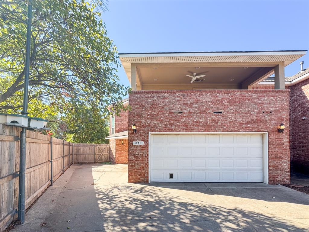 831 Rambling Oaks Drive Property Photo 1