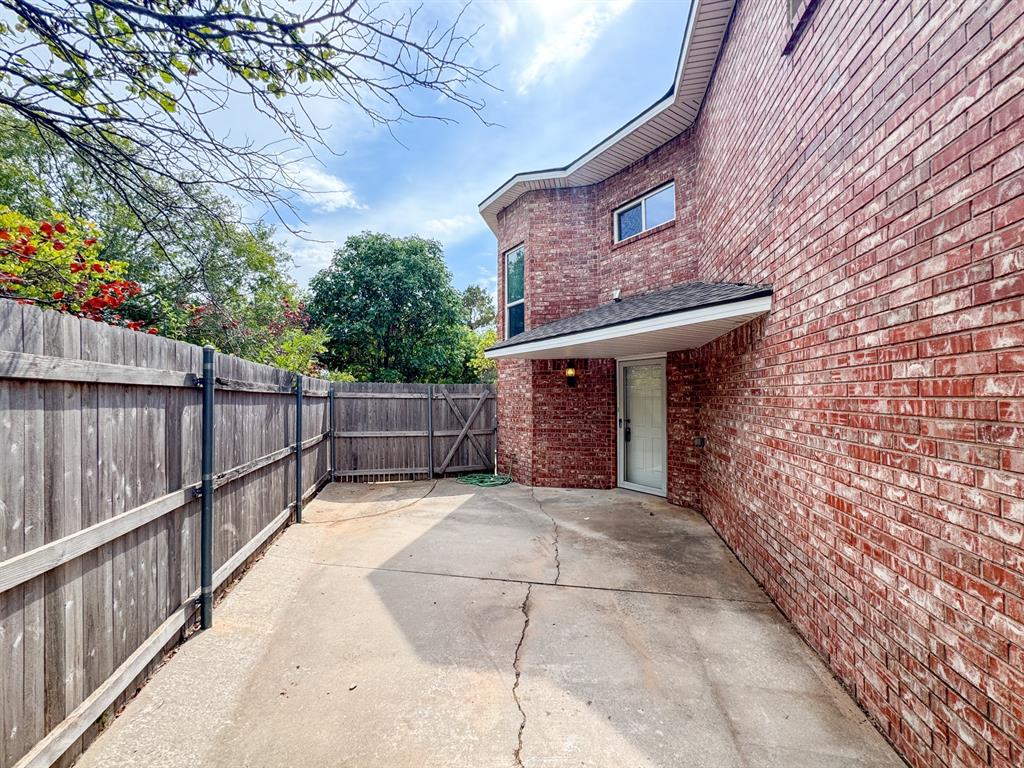 831 Rambling Oaks Drive Property Photo 2