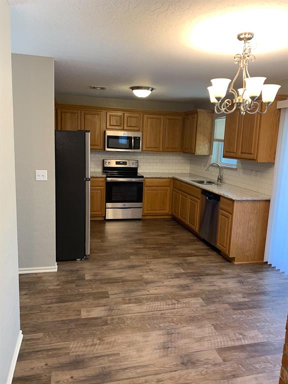 831 Rambling Oaks Drive Property Photo 5