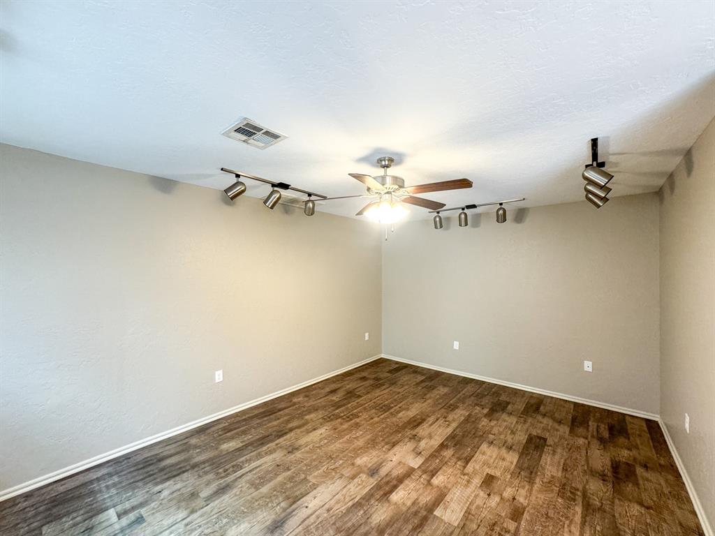 831 Rambling Oaks Drive Property Photo 6