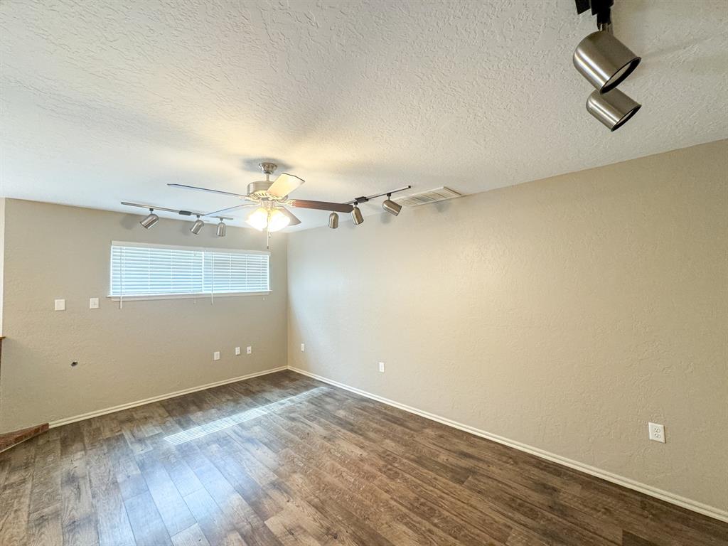 831 Rambling Oaks Drive Property Photo 7