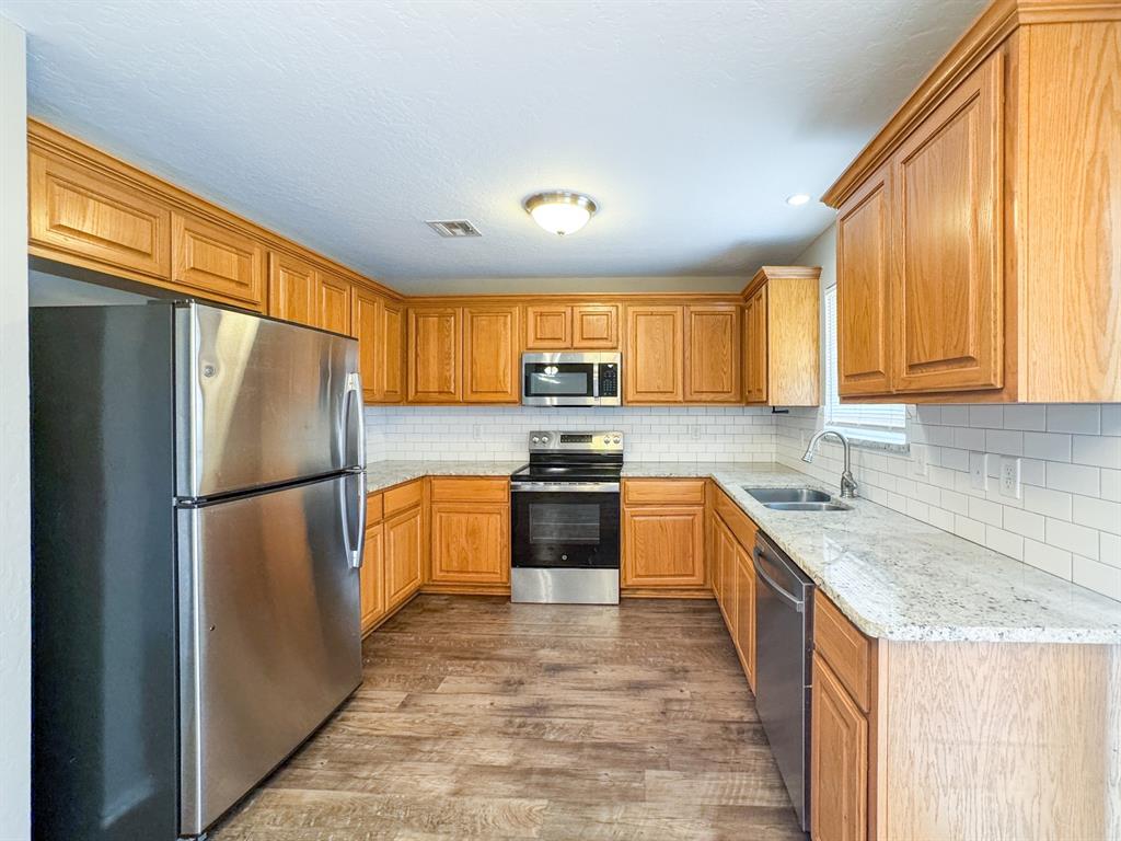 831 Rambling Oaks Drive Property Photo 9