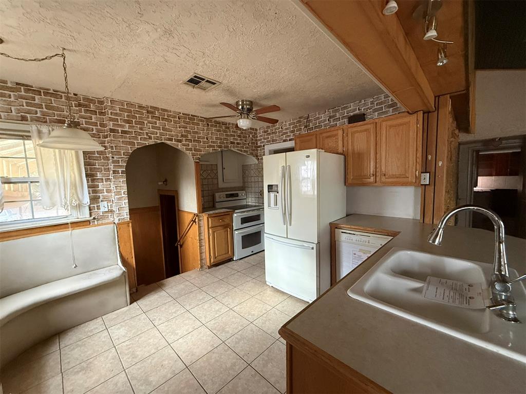 206 W 1st Street Property Photo 5