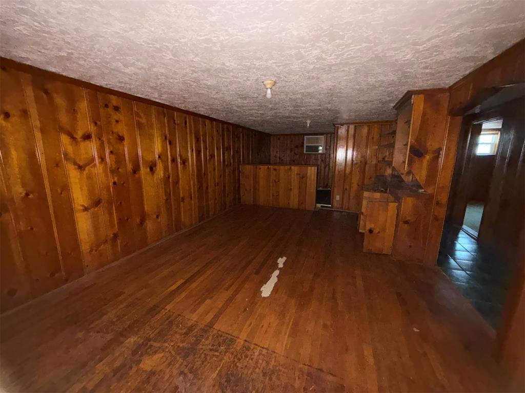 206 W 1st Street Property Photo 9