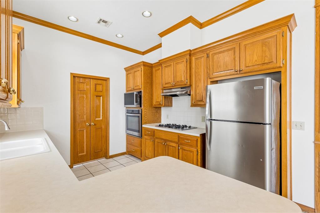 1800 Coopers Hawk Court Property Photo 8