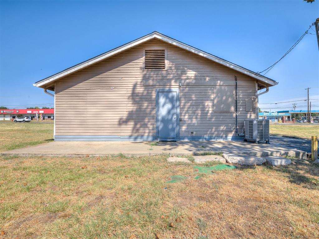 1725 N Macarthur Boulevard Property Photo 10