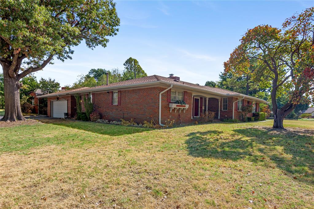 1609 Glenbrook Terrace Property Photo 3