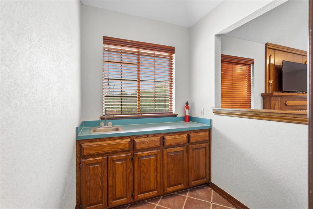 2202 Lakewood Drive Property Photo 11