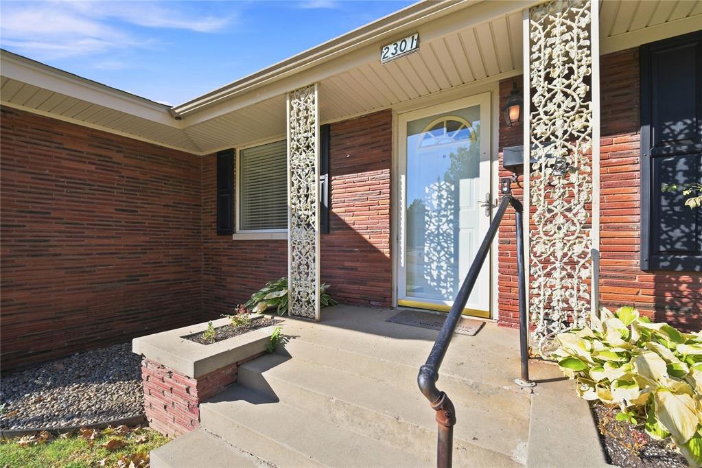 2301 N Warren Avenue Property Photo 3