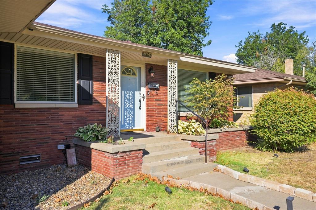 2301 N Warren Avenue Property Photo 4