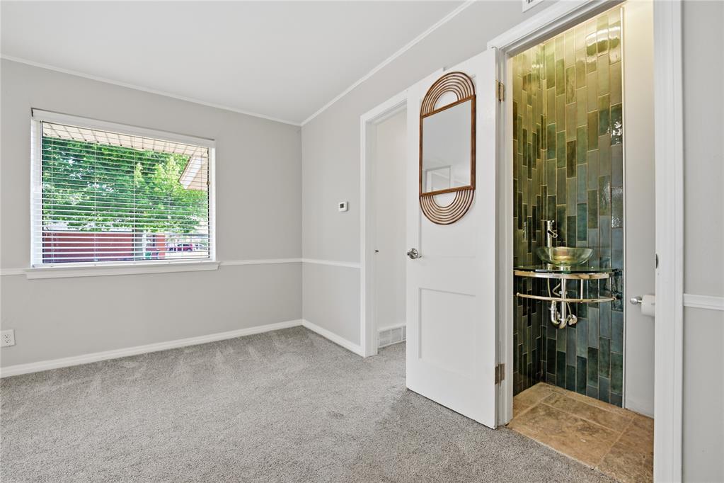 2301 N Warren Avenue Property Photo 10