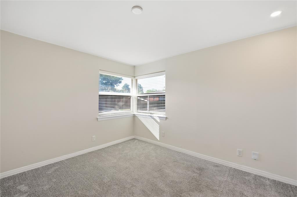 2301 N Warren Avenue Property Photo 20