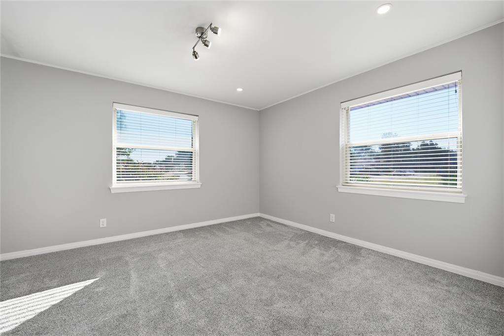 2301 N Warren Avenue Property Photo 22