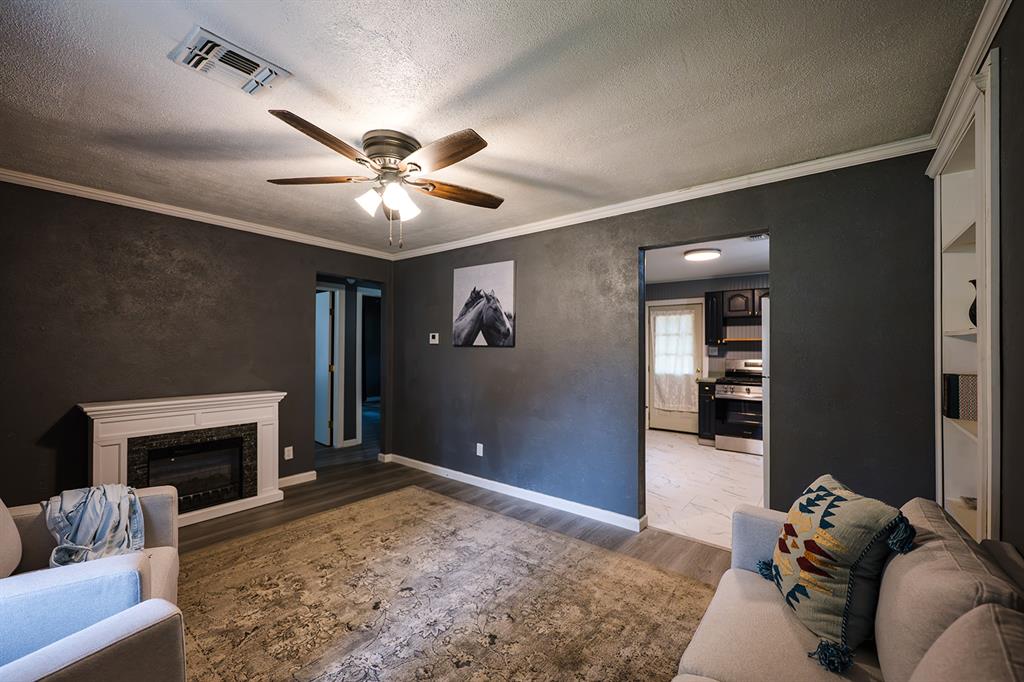 527 N Elm Street Property Photo 4