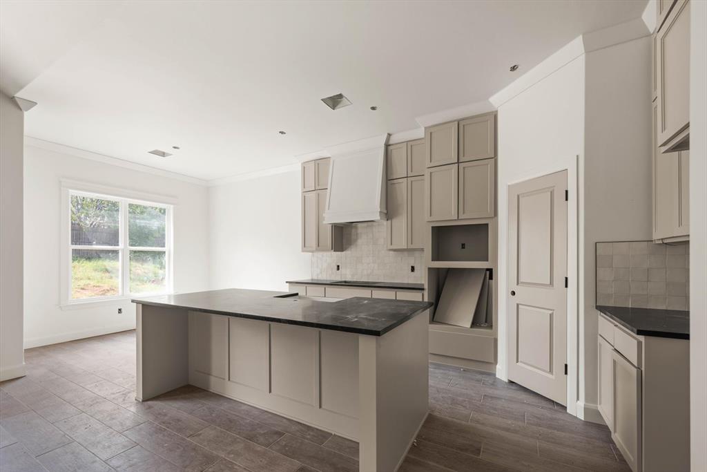 16325 Whistle Creek Boulevard Property Photo 8