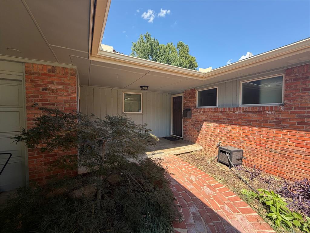 2517 Chateau Drive Property Photo 2