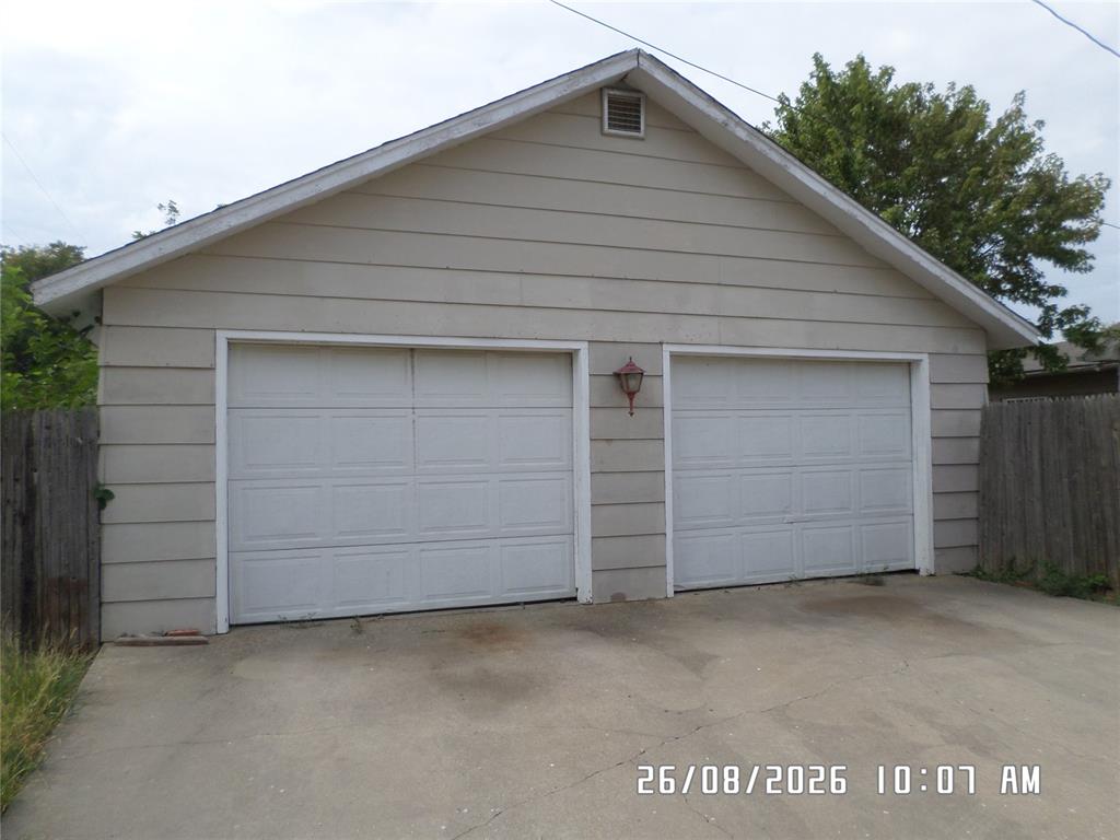 1101 S Miles Avenue Property Photo 2