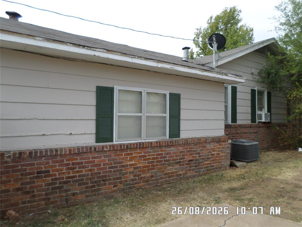 1101 S Miles Avenue Property Photo 3