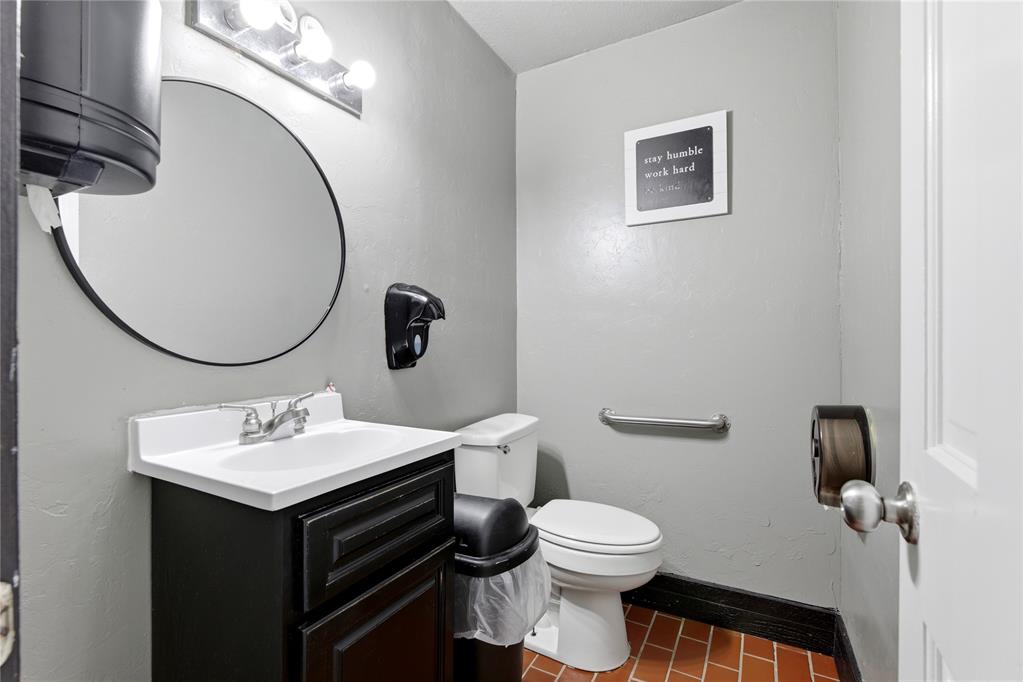 608 S Woody Guthrie Street Property Photo 21