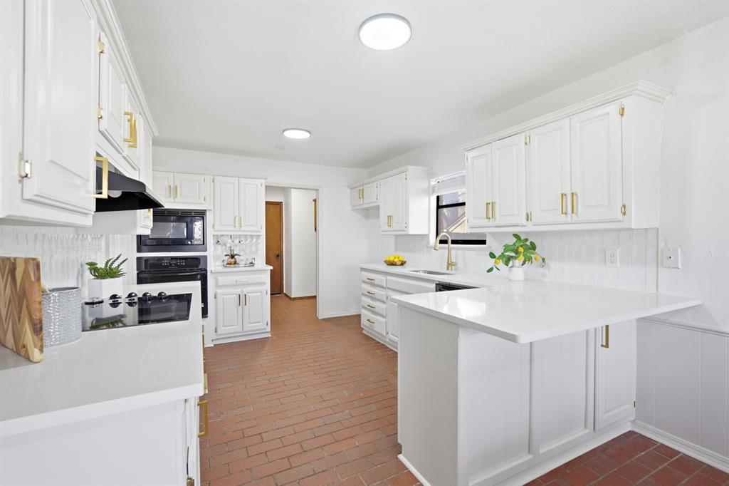 900 Woodbury Drive Property Photo 3