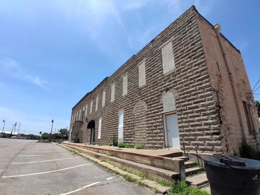 101 N Bdwy Property Photo 4