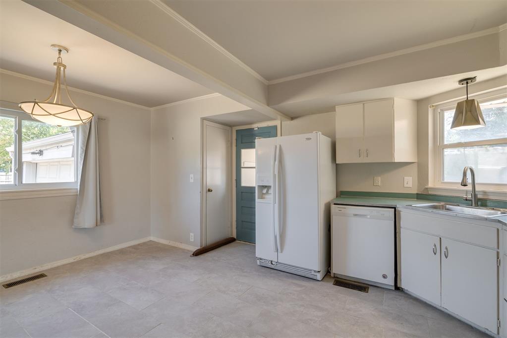 4904 N Warren Avenue Property Photo 27
