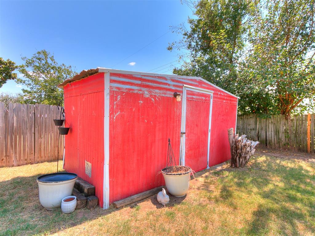 828 N Markwell Avenue Property Photo 24