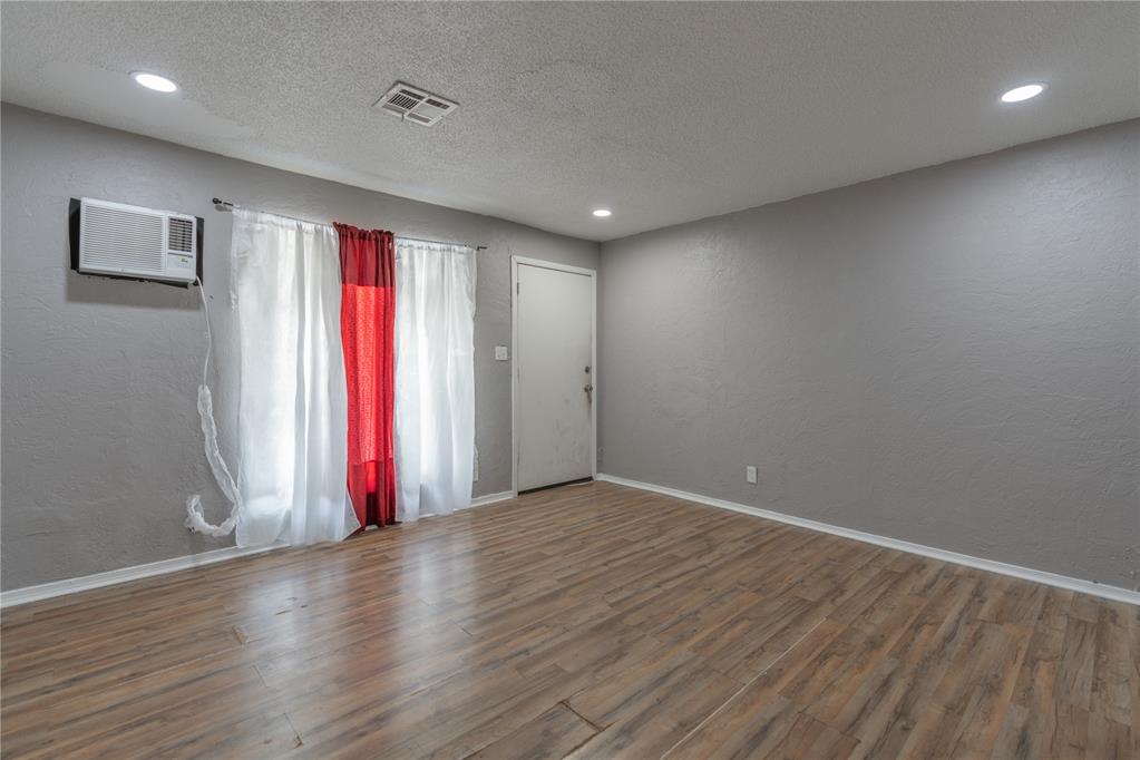 3401 S Saint Clair Avenue Property Photo 6