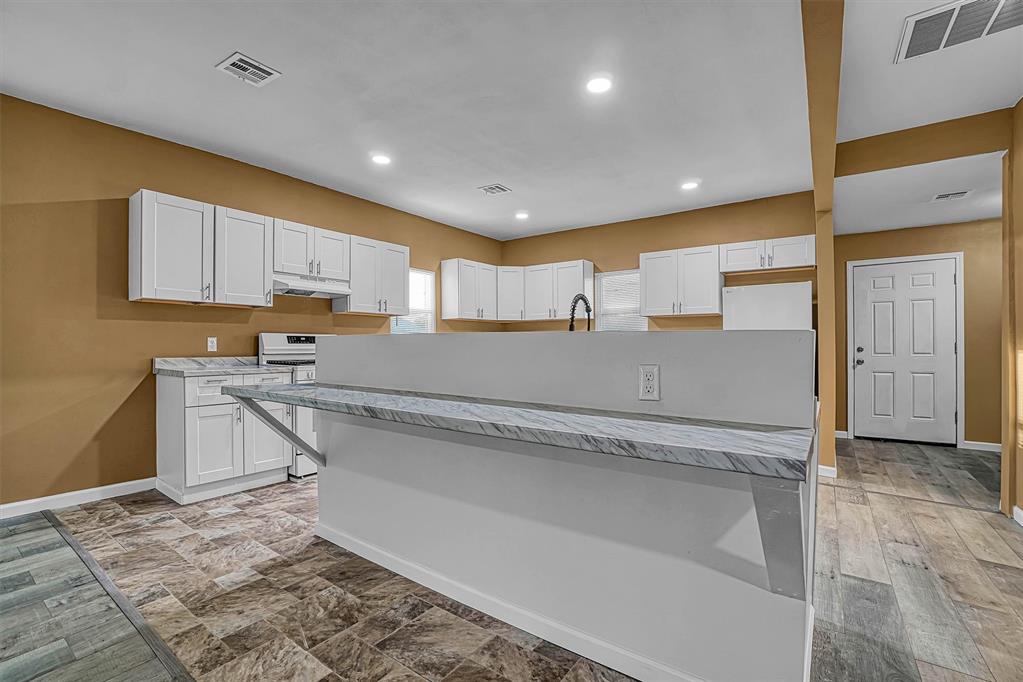 311 E Walnut Street Property Photo 8
