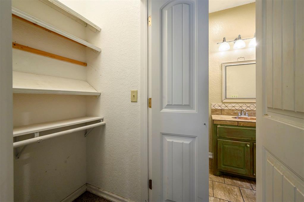 611 W Circle Drive Property Photo 14