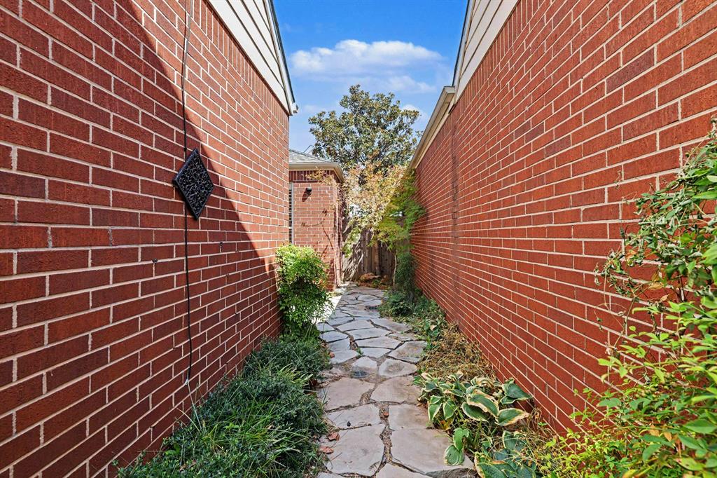 8616 N May Avenue 30b Property Photo 4