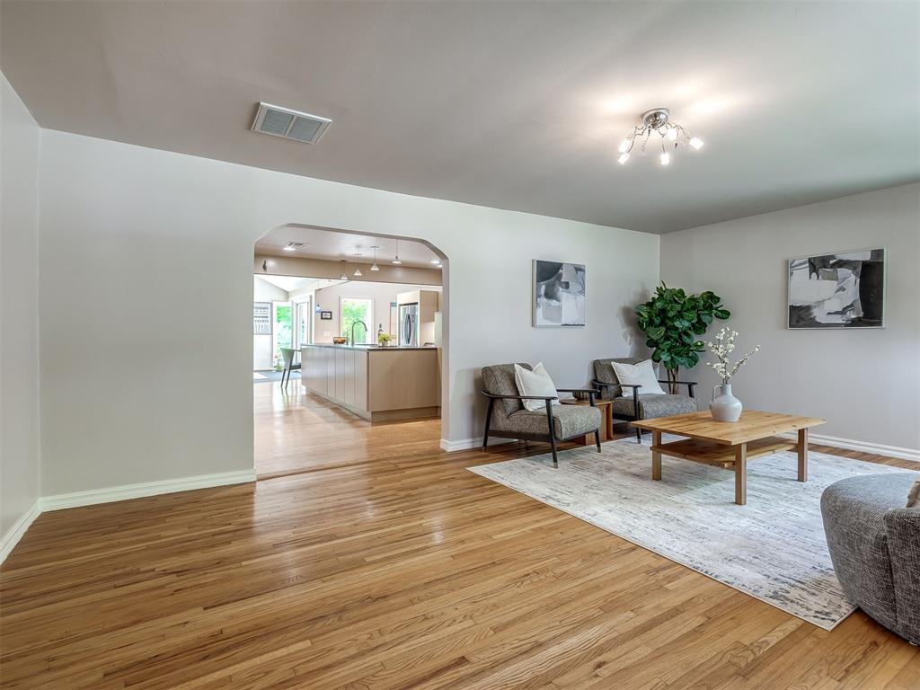 1102 Mcnamee Street Property Photo 4