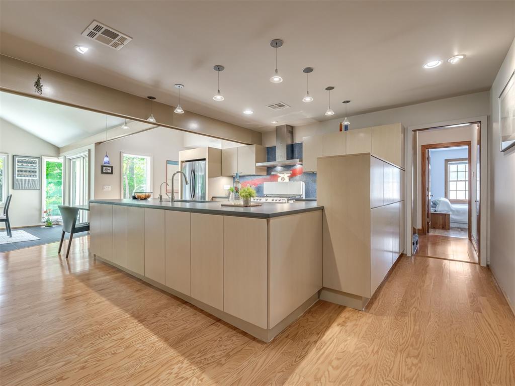 1102 Mcnamee Street Property Photo 6