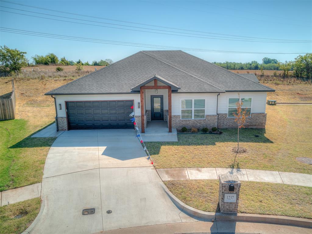 1237 E Stetson Lane Property Photo 1
