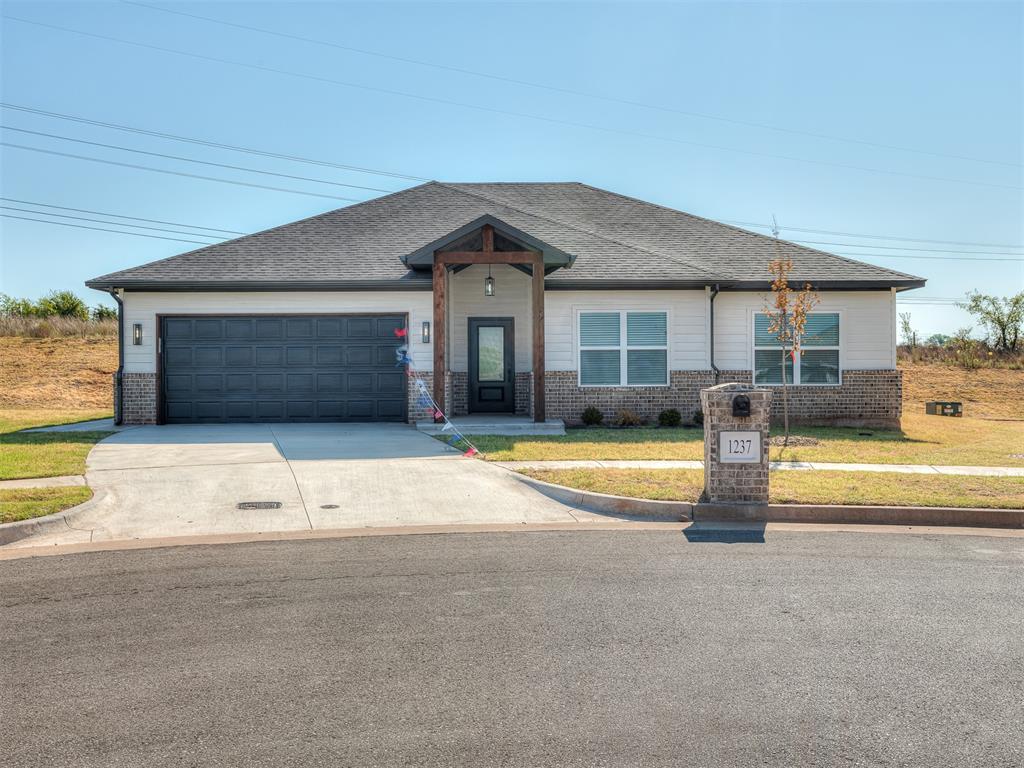 1237 E Stetson Lane Property Photo 2