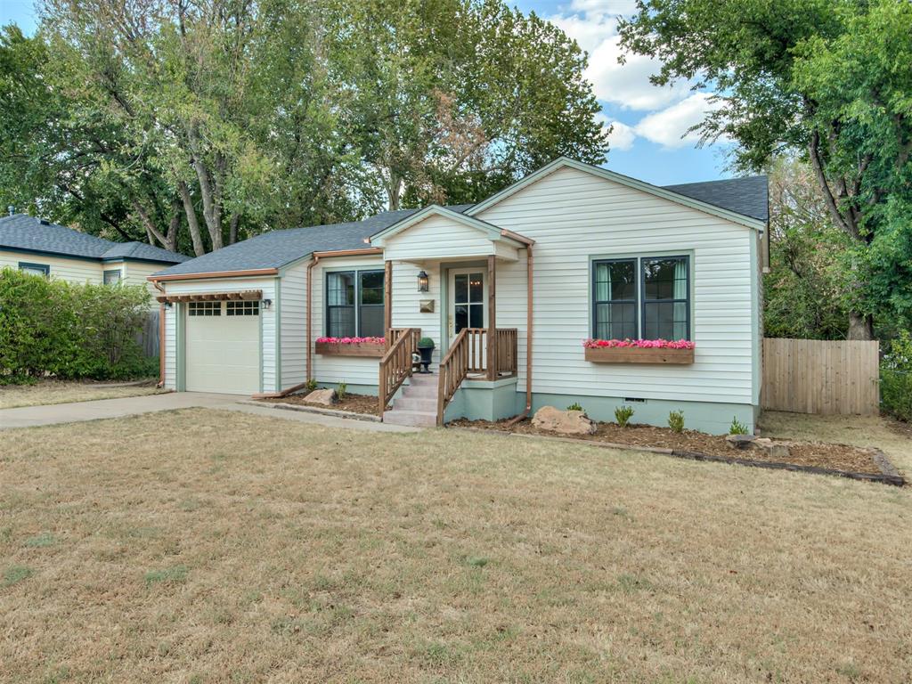 111 E 11th Property Photo 1