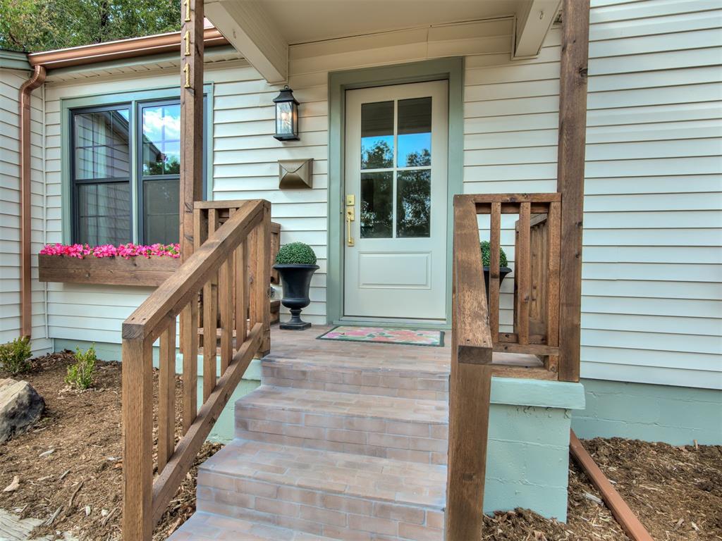 111 E 11th Property Photo 6