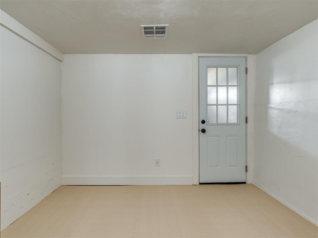 111 E 11th Property Photo 26