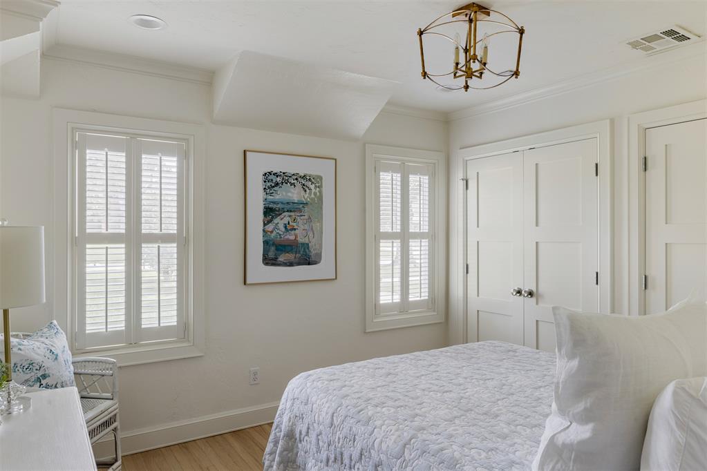 1122 Larchmont Lane Property Photo 34