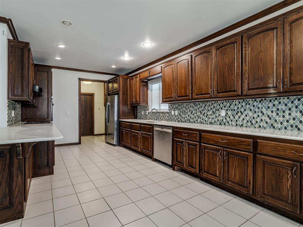 9208 S Villa Avenue Property Photo 9