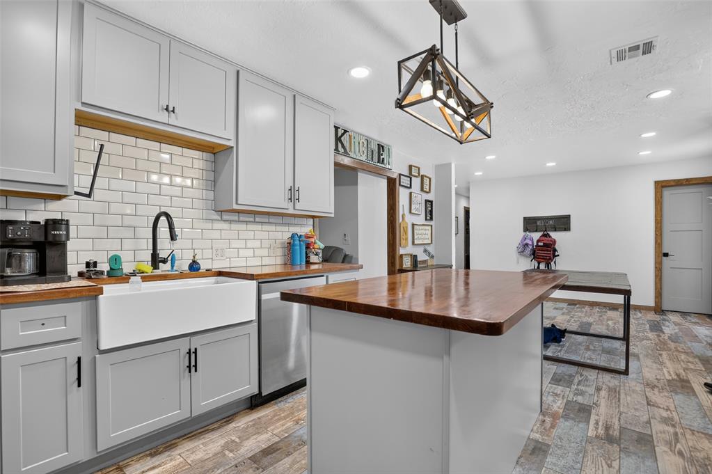 21480 Pioneer Circle Property Photo 1