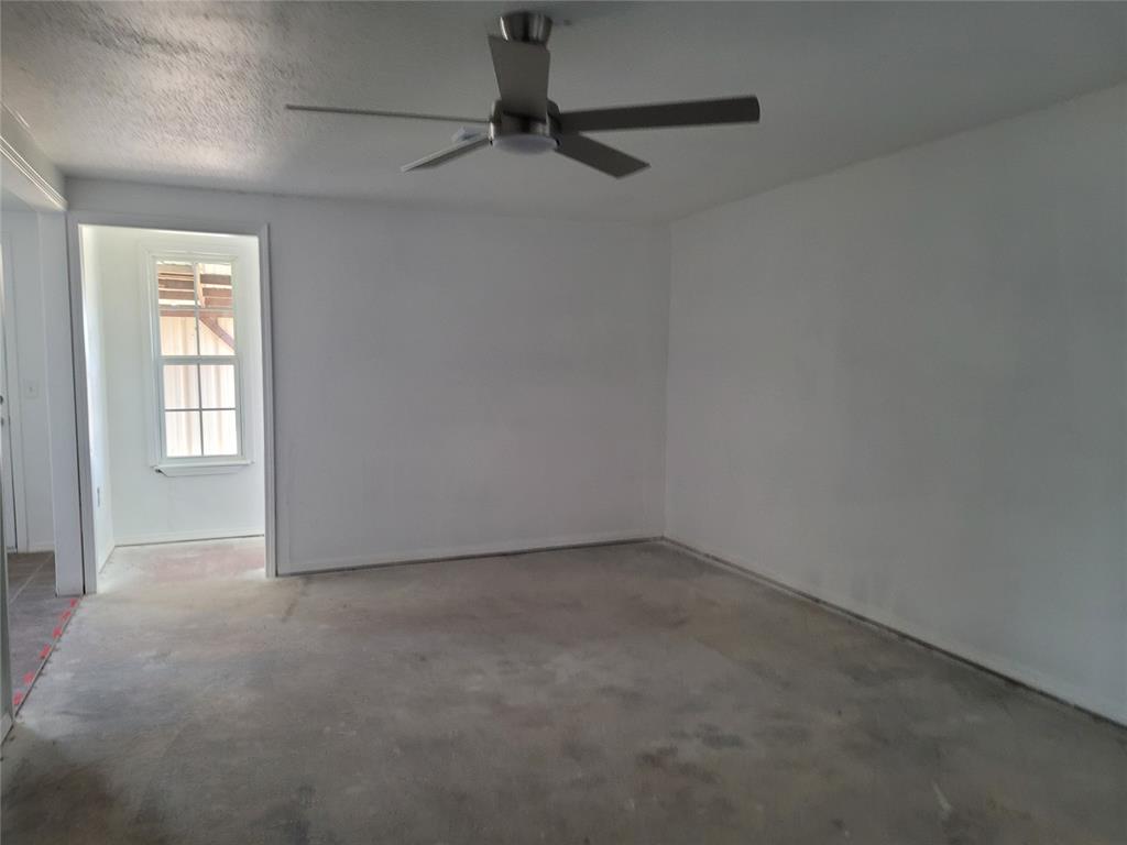 10012 S Douglas Avenue Property Photo 2