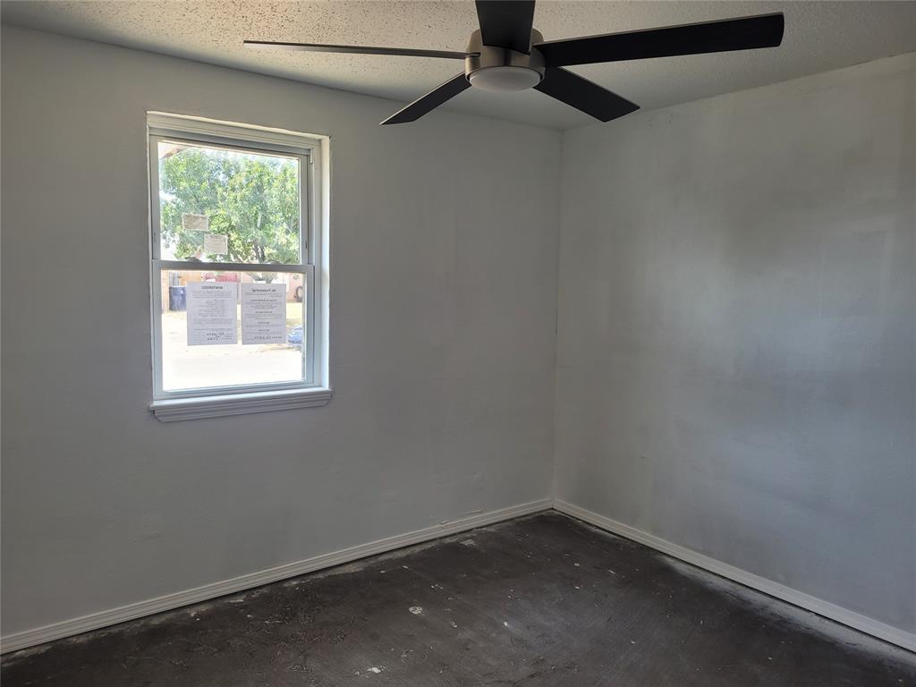 10012 S Douglas Avenue Property Photo 3