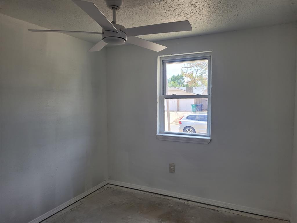 10012 S Douglas Avenue Property Photo 4