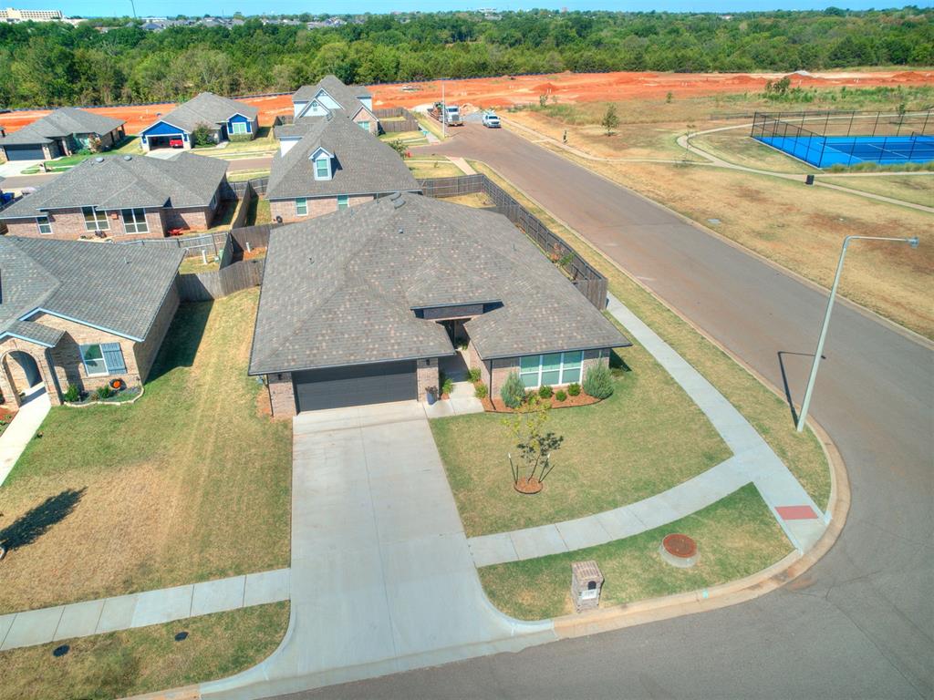 2100 Norwood Drive Property Photo 4