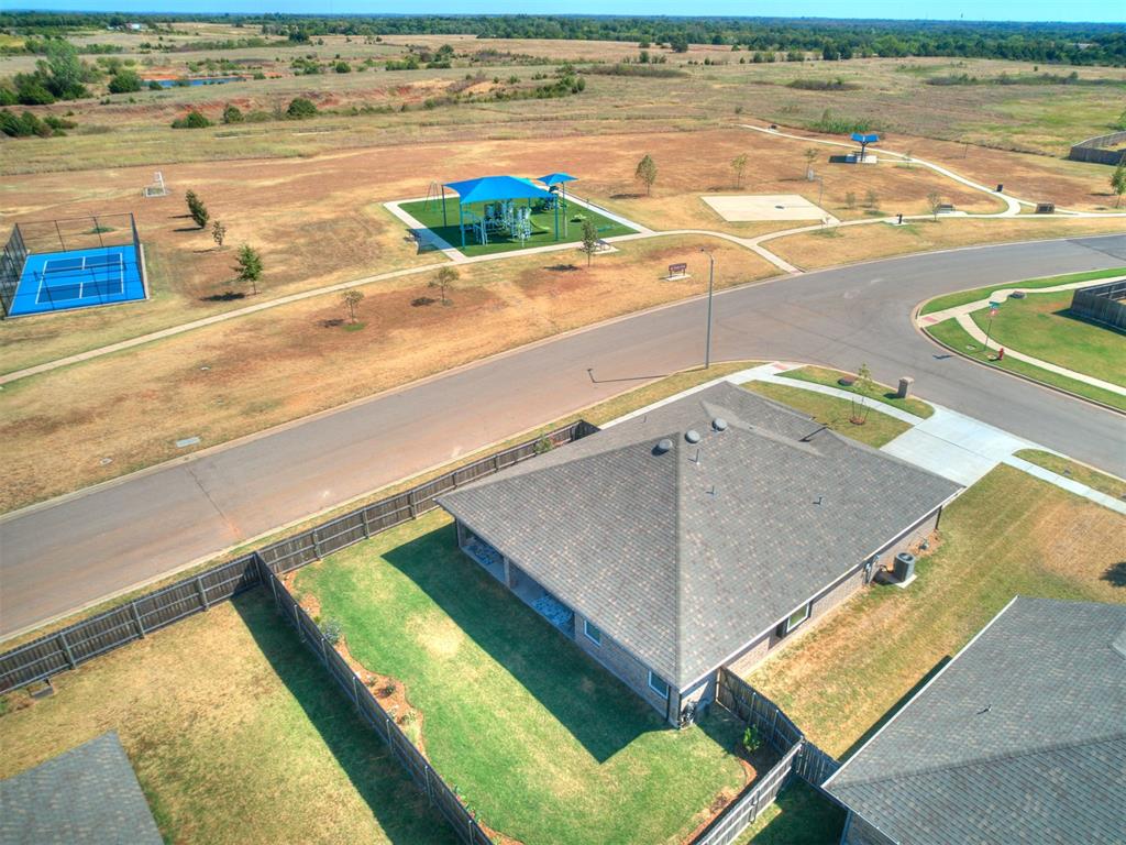 2100 Norwood Drive Property Photo 4